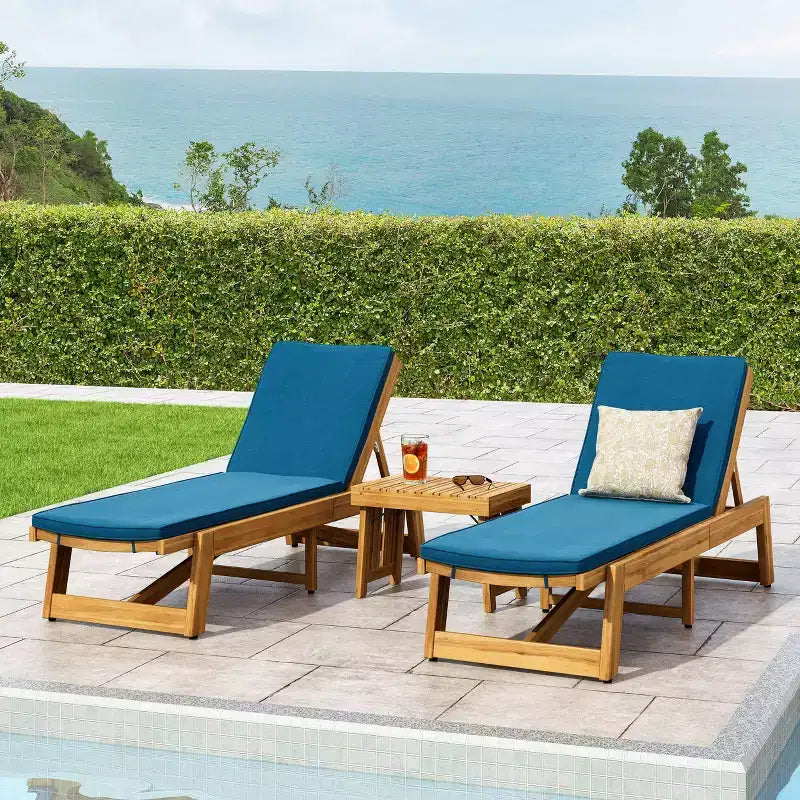 Kyoto – Ensemble 3 pièces de chaises longues d'extérieur en bois d'acacia avec coussins – Teck/Bleu – Christopher Knight Home : Sièges sans accoudoirs et table d'appoint pour patio