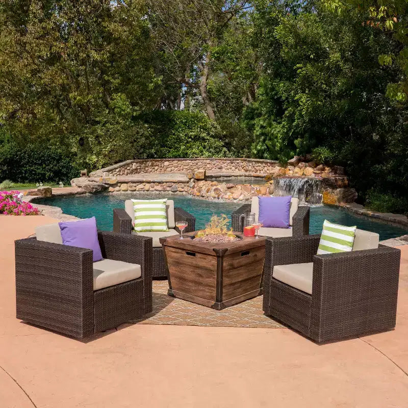 Christopher Knight Home Maaroaro Salon de jardin 5 pièces avec chaises pivotantes en osier et foyer, coussins inclus, marron/beige