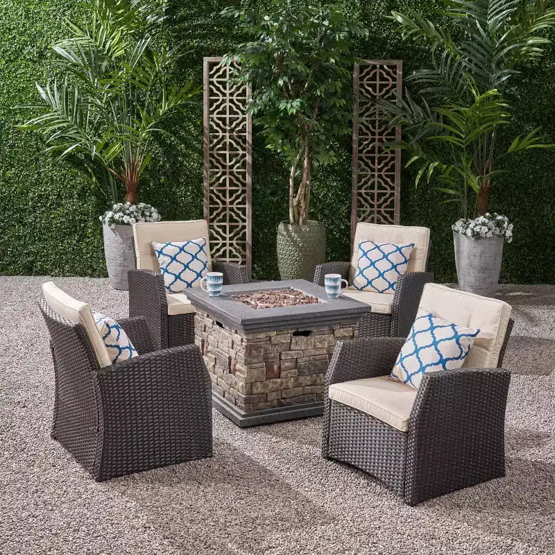 Christopher Knight Home Malvern Ensemble de 5 fauteuils et de foyer d'extérieur en osier avec coussins