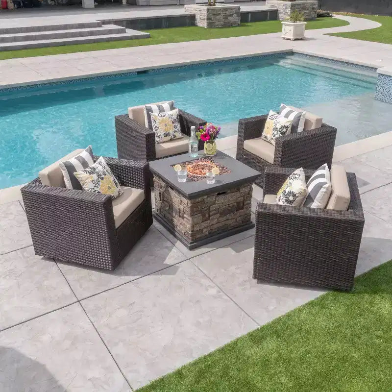 Ensemble de 5 pièces GDFStudio Venice en osier pour extérieur avec fauteuils pivotants et foyer
