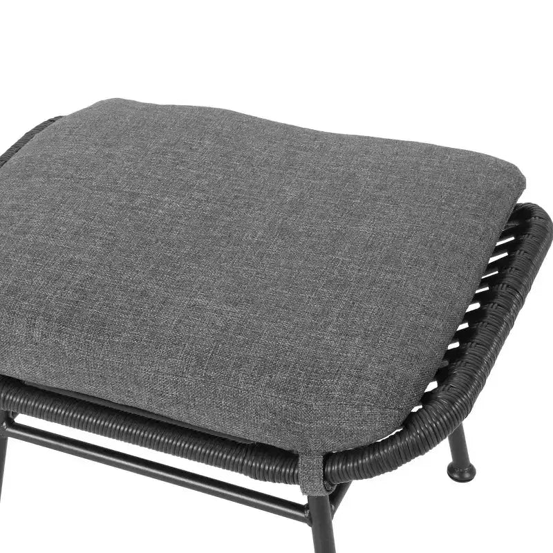Christopher Knight Home Bechtel Ensemble 5 pièces de conversation d'extérieur en osier et verre trempé avec poufs