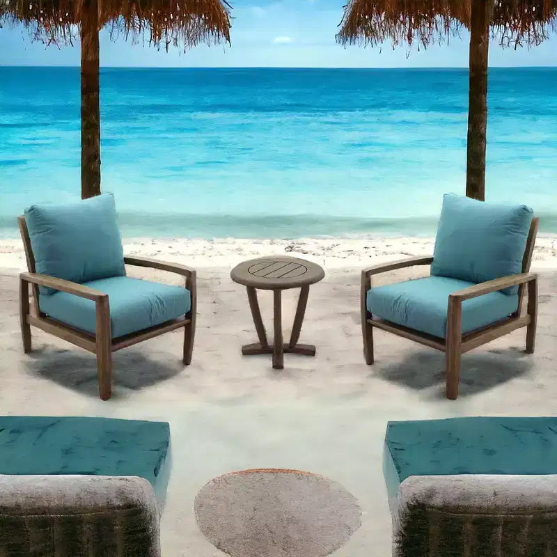 Ensemble de trois pièces de mobilier de jardin Courtyard Casual Avalon en teck FSC comprenant : deux fauteuils de club et une table d'appoint ronde.