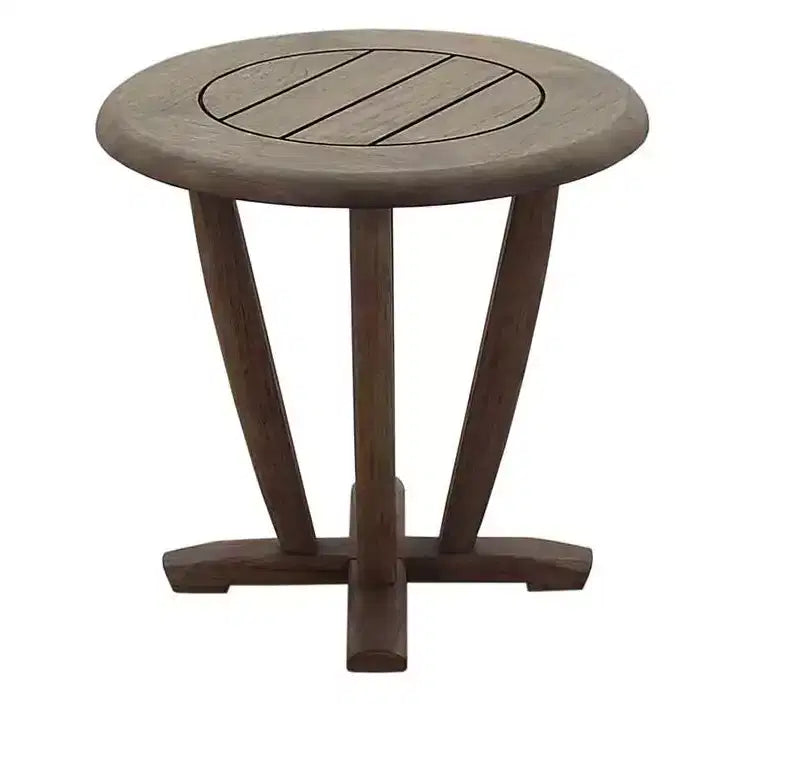 Ensemble de trois pièces de mobilier de jardin Courtyard Casual Avalon en teck FSC comprenant : deux fauteuils de club et une table d'appoint ronde.