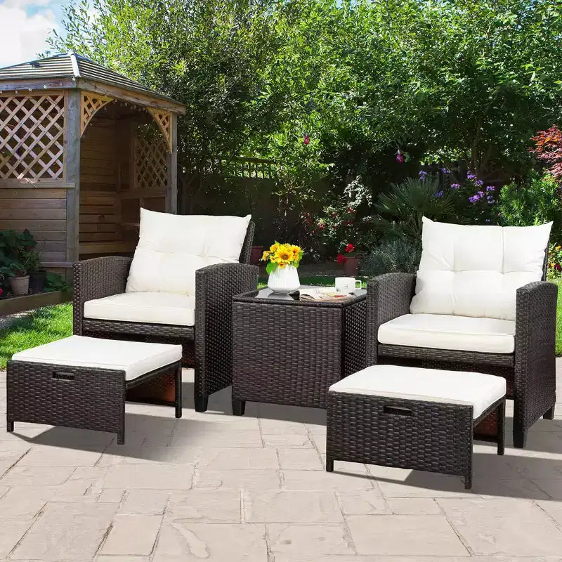 Celebalcony Ensemble de mobilier de jardin 5 pièces, 2 chaises de patio en rotin d'osier PE avec coussins, poufs et table en verre pour porche, jardin, blanc cassé
