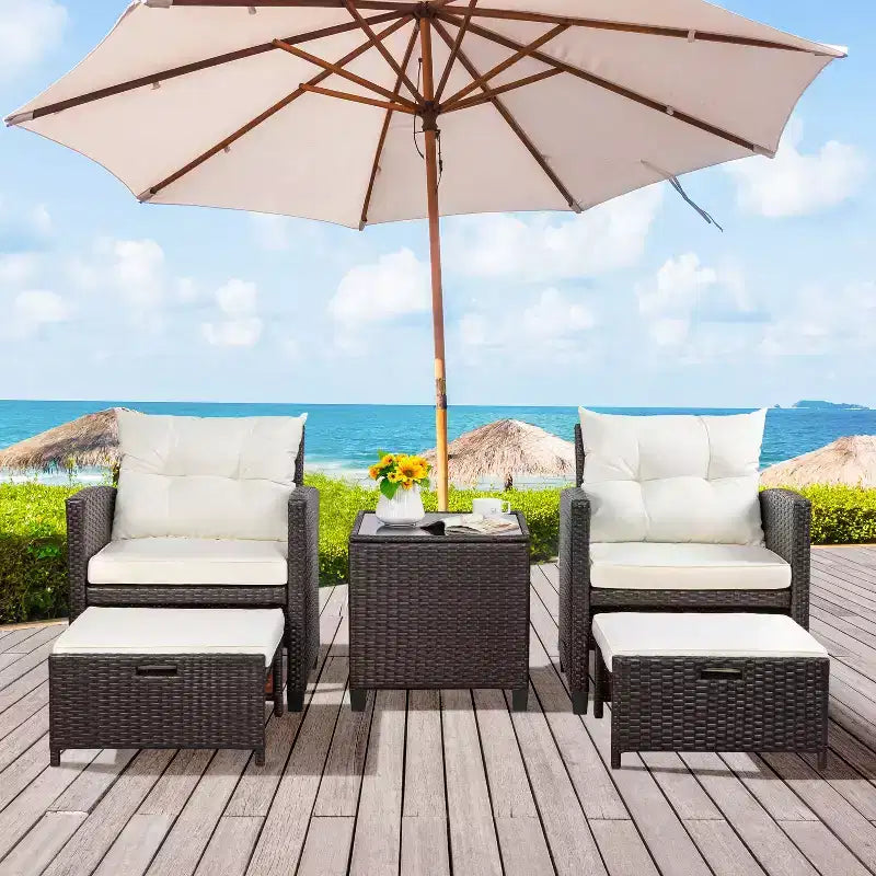 Celebalcony Ensemble de mobilier de jardin 5 pièces, 2 chaises de patio en rotin d'osier PE avec coussins, poufs et table en verre pour porche, jardin, blanc cassé