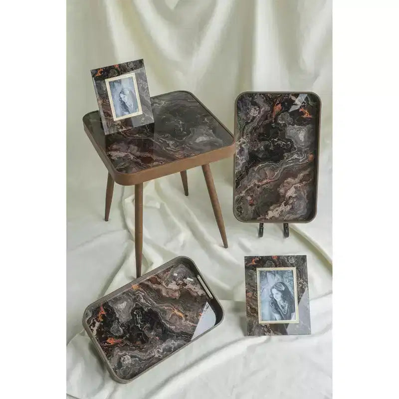 Table d'appoint carrée avec plateau en verre au design marbré et pieds en fer doré 17,3x17,3x18