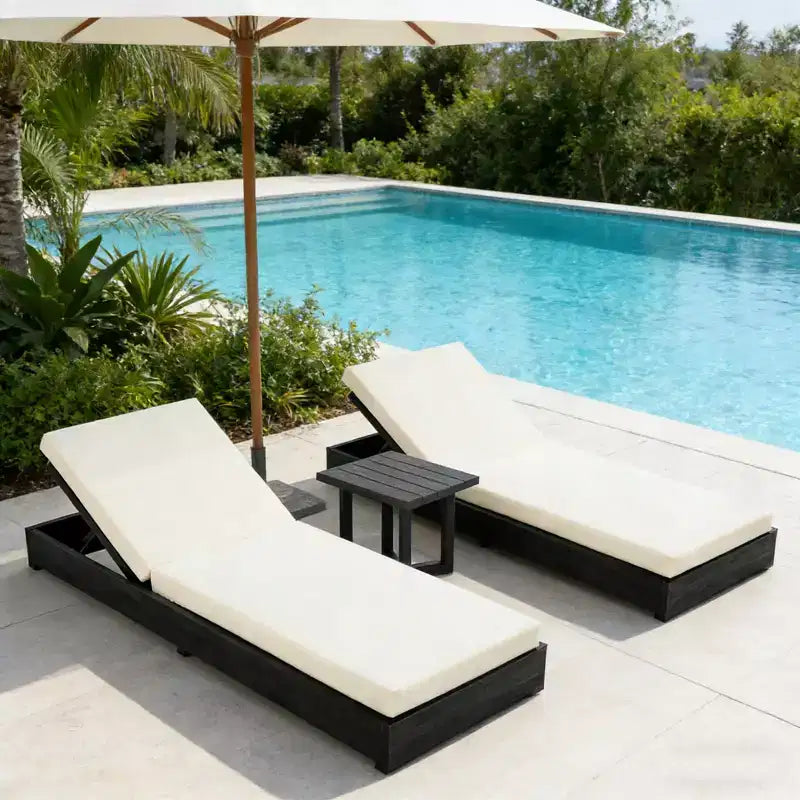 Chaises longues de patio modernes Christopher Knight Home Sui en bois d'acacia avec table d'appoint à lattes