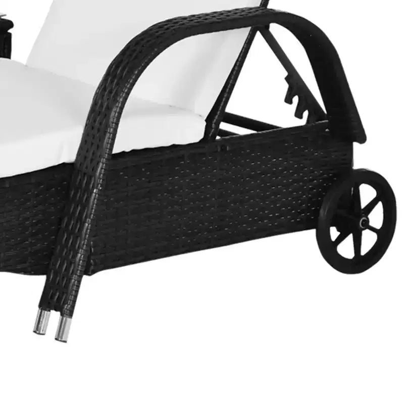 Ensemble de 3 chaises longues d'extérieur en rotin et fer Sunvale GDFStudio avec table