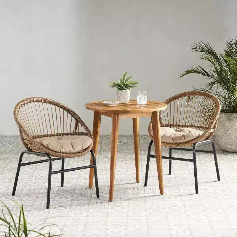 Ensemble de salon de jardin Loic Farmhouse Christopher Knight Home en fer avec design en résine tressée et table de bistrot à lattes en acacia