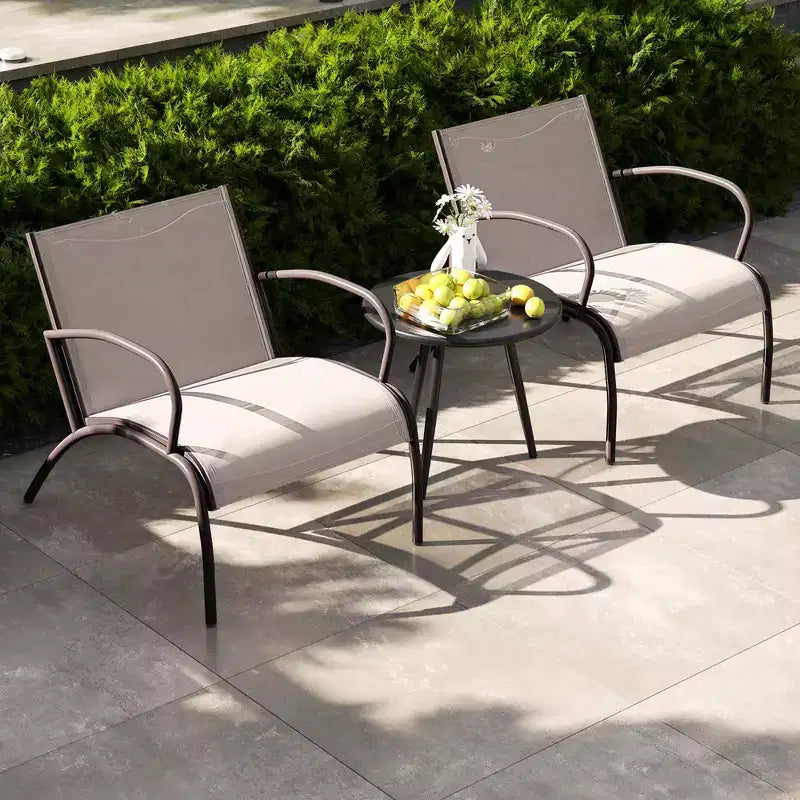 Ensemble de 3 chaises de patio Costway avec siège en tissu courbé et table basse ronde pour le jardin