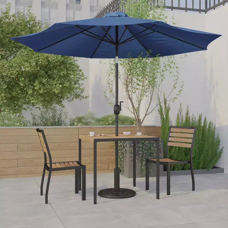 Ensemble de table de patio 5 pièces Emma et Oliver - Chaises empilables en faux teck synthétique - Table en faux teck - Parasol avec base