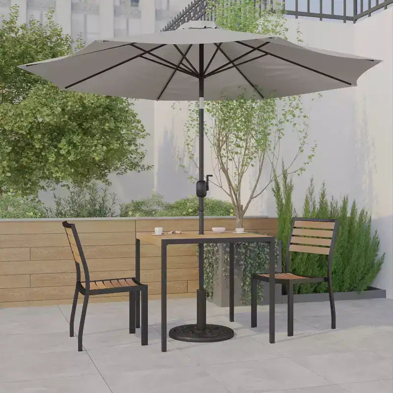 Ensemble de table de patio 5 pièces Emma et Oliver - Chaises empilables en faux teck synthétique - Table en faux teck - Parasol avec base
