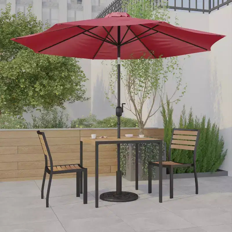 Ensemble de table de patio 5 pièces Emma et Oliver - Chaises empilables en faux teck synthétique - Table en faux teck - Parasol avec base