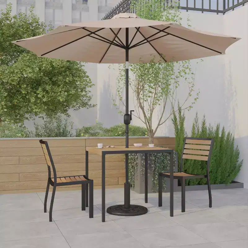 Ensemble de table de patio 5 pièces Emma et Oliver - Chaises empilables en faux teck synthétique - Table en faux teck - Parasol avec base