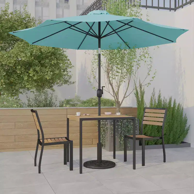 Ensemble de table de patio 5 pièces Emma et Oliver - Chaises empilables en faux teck synthétique - Table en faux teck - Parasol avec base