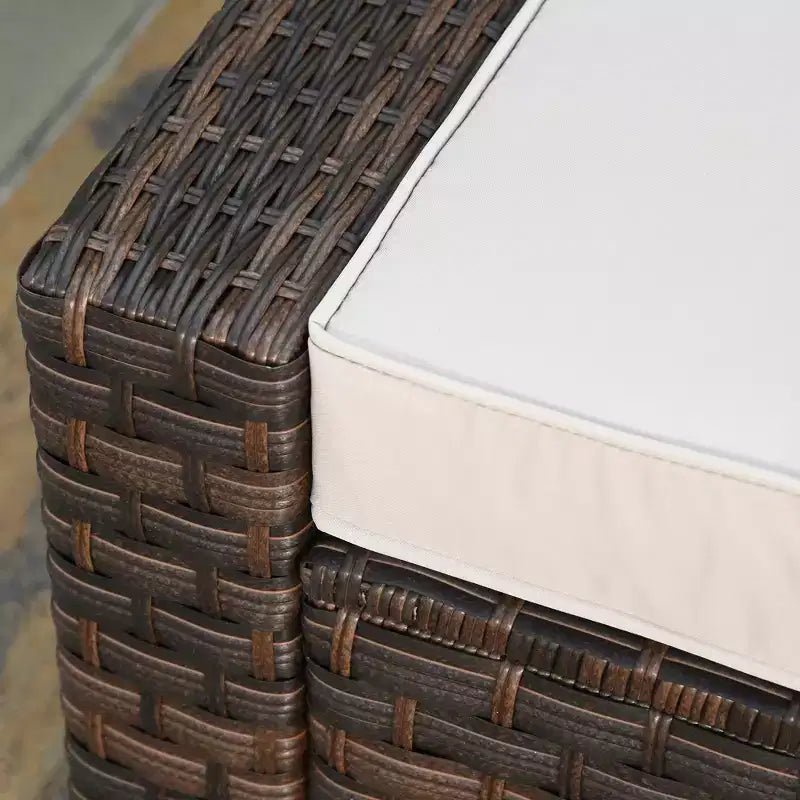 Ensemble de meubles de patio Outsunny 5 pièces, ensemble de fauteuils et poufs de conversation en rotin PE résistant aux intempéries avec table, coussins et oreillers inclus